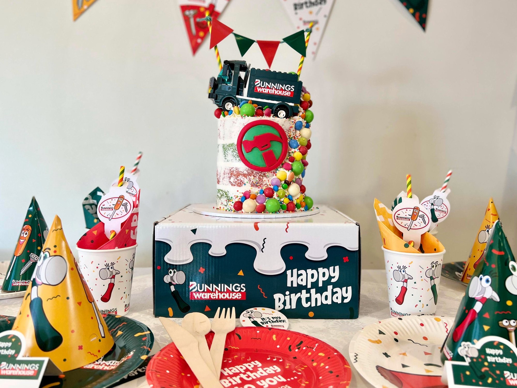 bunnings-warehouse-kids-birthday-party-pack-cake-setup-novelli